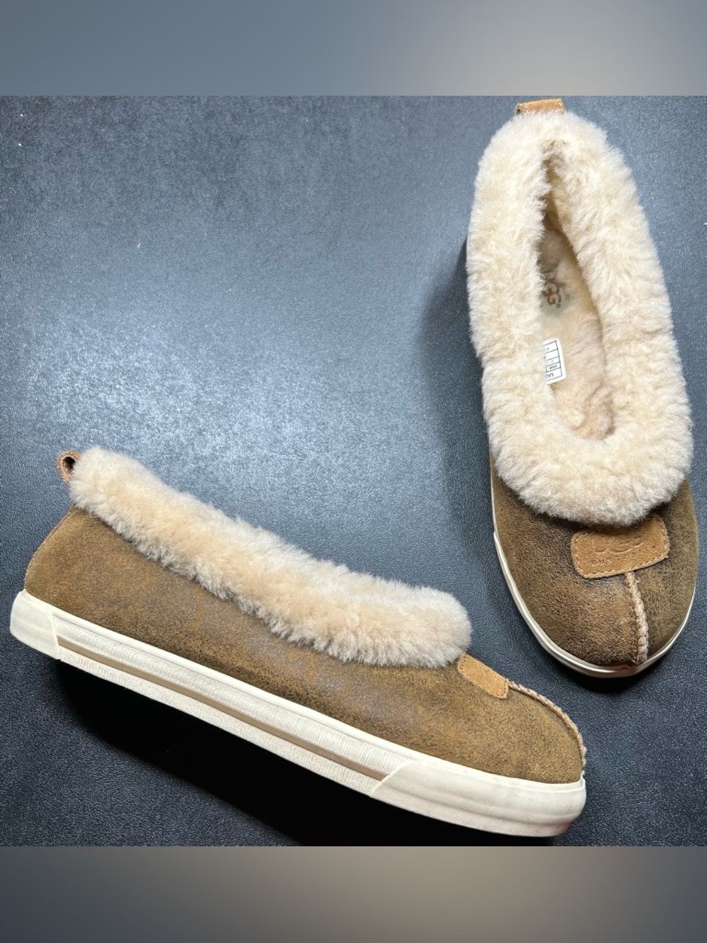 UGG Australia Women’s Size 7 Leather Sheepskin Lined 1980 Tan Rylan Moc Slippers